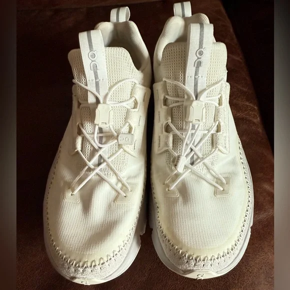 On Running Cream Sneakers with Minimalist Design - Picture 2 of 5